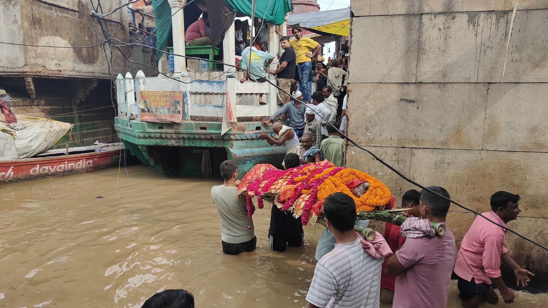 Varanasi Flood News 1203 people to leave home due and 248 families affected see latest image