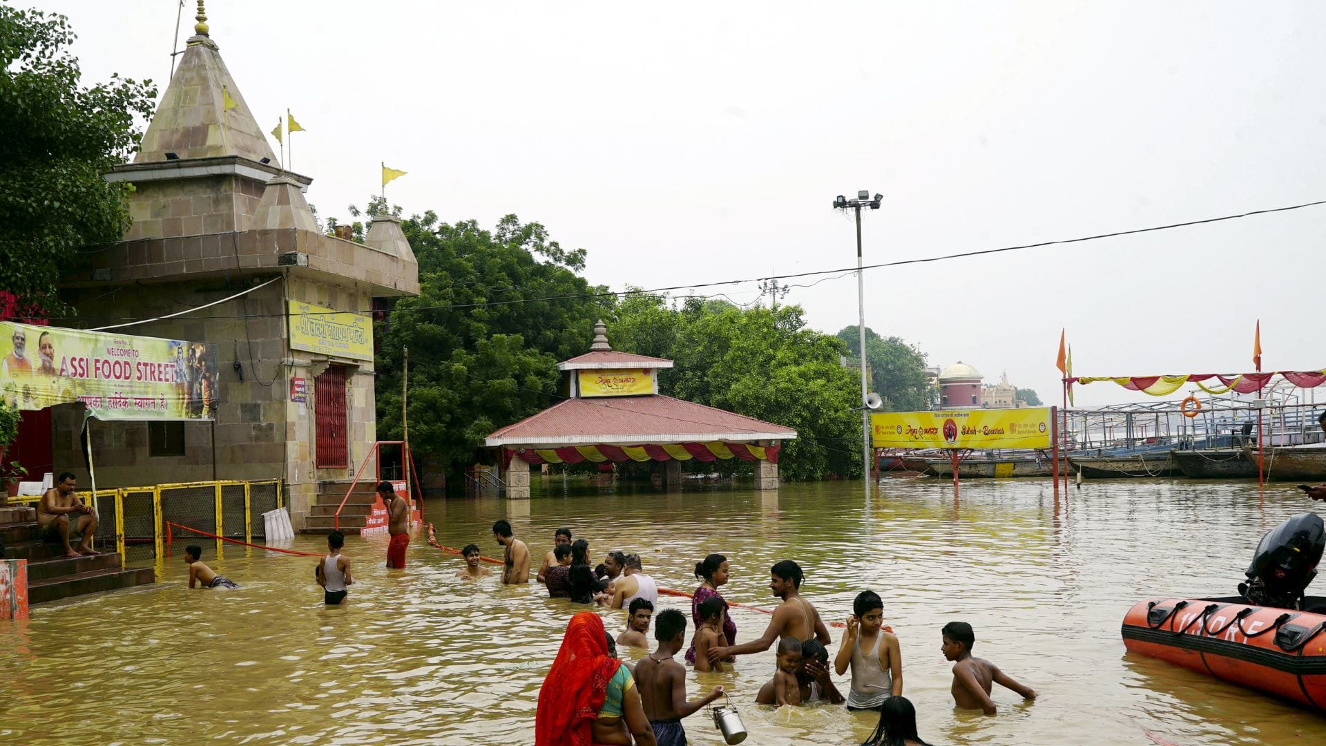 Varanasi Flood News 1203 people to leave home due and 248 families affected see latest image