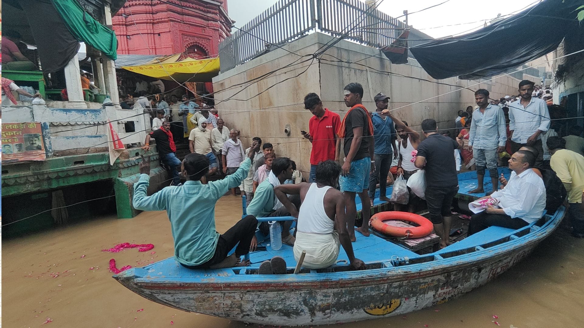 Varanasi Flood News 1203 people to leave home due and 248 families affected see latest image