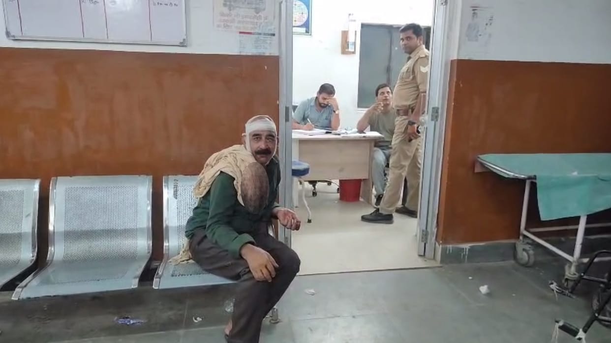 Chaos in police line: Constable entered the head constable's room and beat him with rods and sticks, got angry