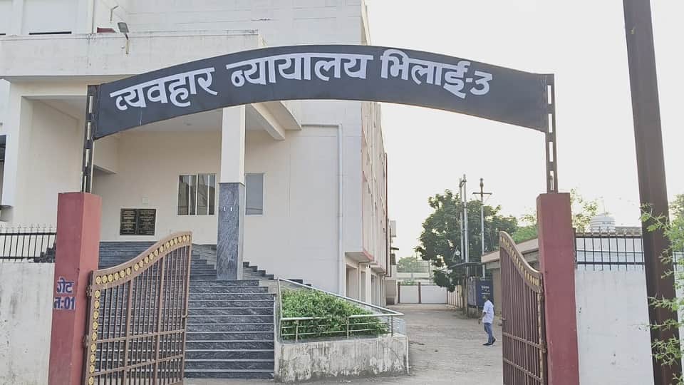 बाबू ने फांसी लगाकर की आत्महत्या