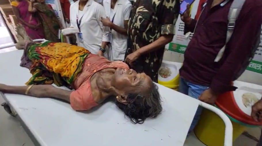 Bihar: An old woman drowning in a river was rescued alive from 1 kilometer away