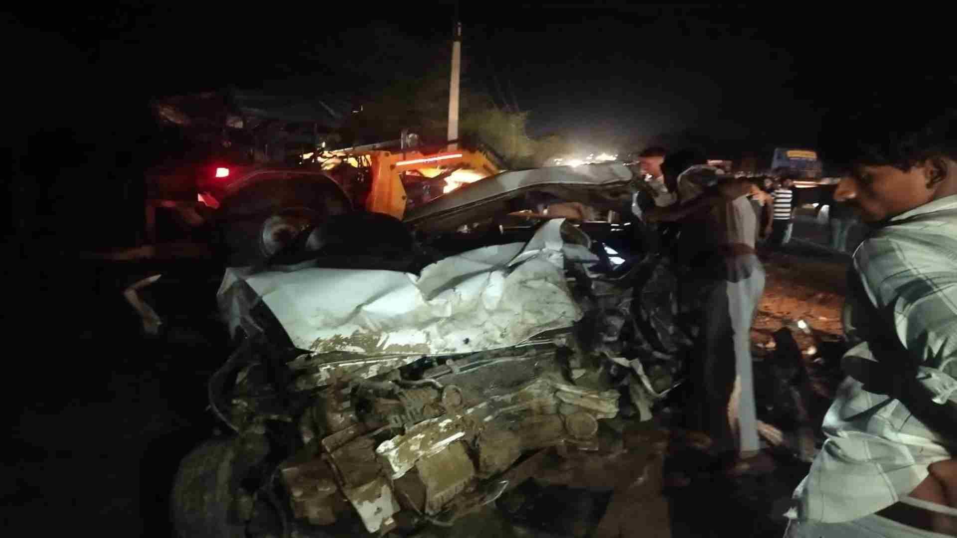 बीकानेर हादसे में क्षतिग्रस्त कार।