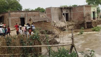 बलिया में कटान के चलते नौ मकान गंगा में बह जाने से हैरान लोग।