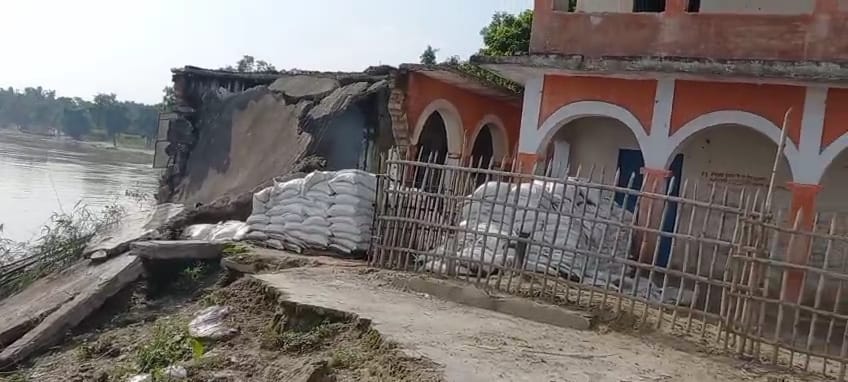 Bihar: School in danger due to rising water level of Ganga and Mahananda rivers