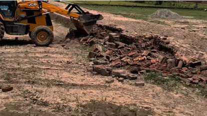 बुलडोजर से ध्वस्त किया गया अवैध निर्माण