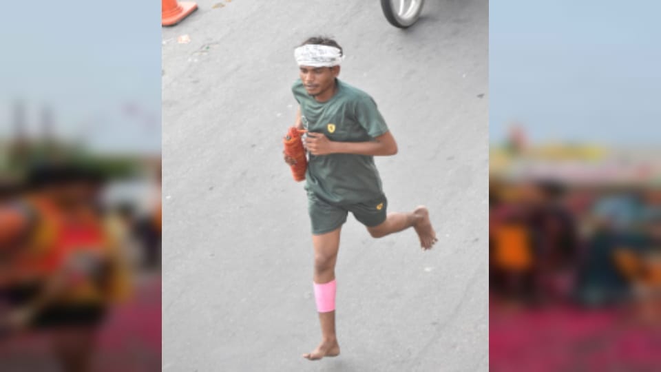 Kanwar Yatra 2025: Devotees Run 150 KM in 7 Hours, two Lakh Spent on Each Dak Kanwar Team