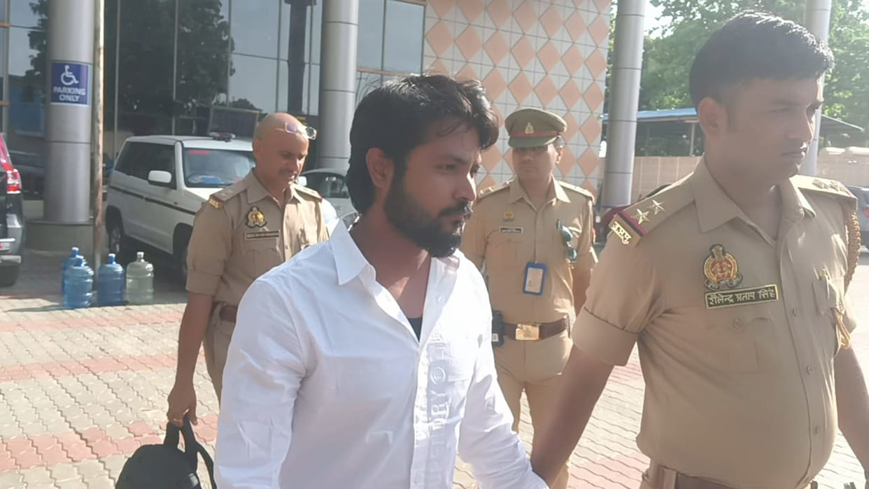 A young man carrying a country-made pistol in his bag was caught at Gorakhpur airport and taken into custody