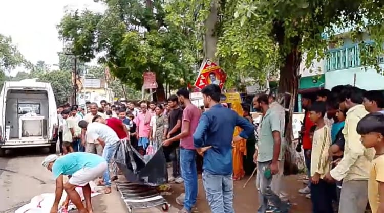 बांका में सड़क हादसा: तेज रफ्तार गैस ट्रक की चपेट में आकर आशा कार्यकर्ता की मौत, पति घायल