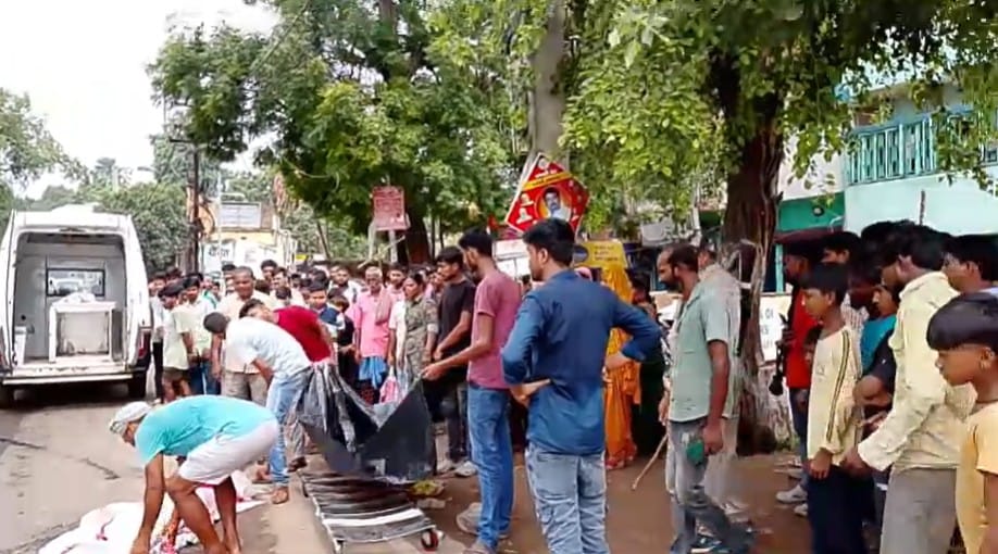 घटनास्थल पर जुटी भीड़