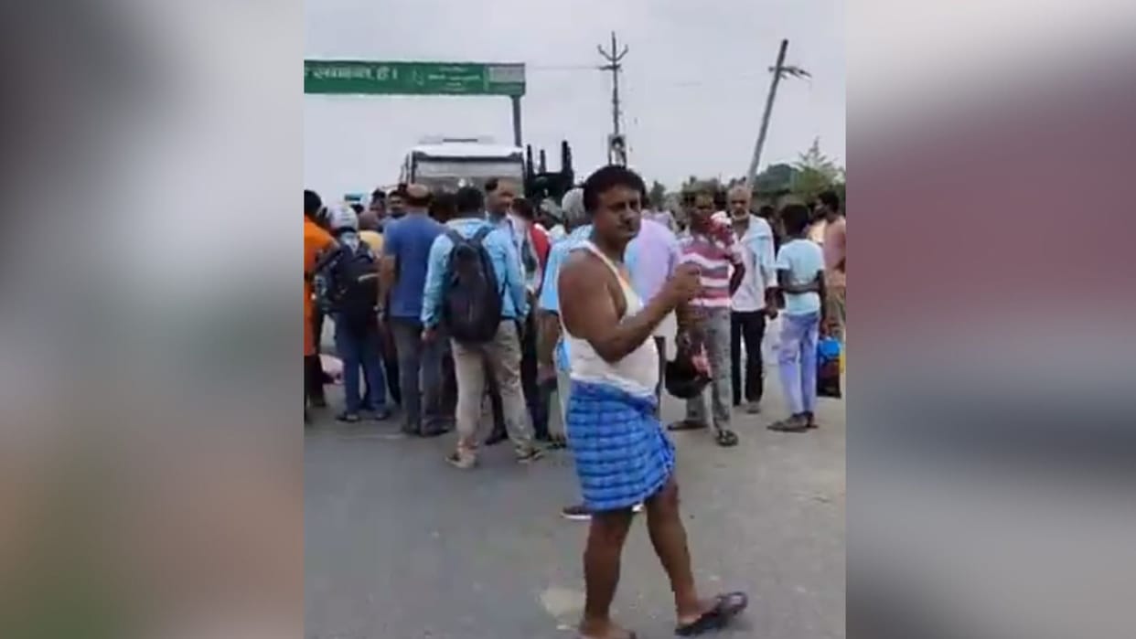 Bihar: Middle-aged man dies after being hit by a high-speed pickup in Nawada, angry villagers block road
