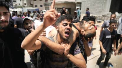 घायल को कंधे पर अस्पताल ले जाता परिजन। 