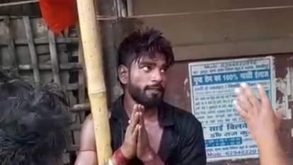 हाथ जोड़ता युवक