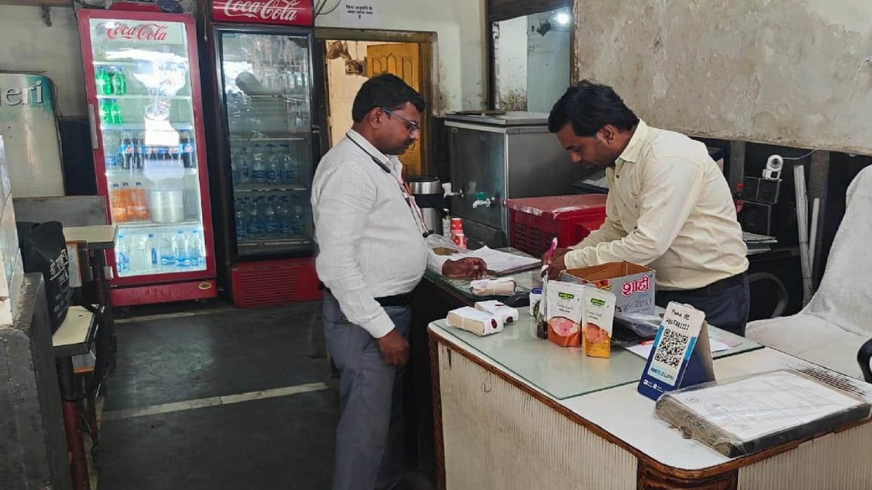 Food and Drugs Department raided shops to check fake khoya and sweets, samples sent to Raipur