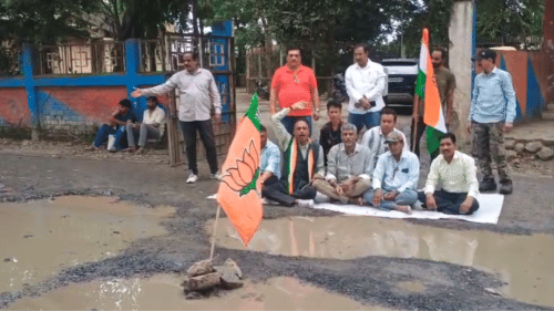 Indore News: congress protests by singing bhajans in potholes against poor roads and civic apathy