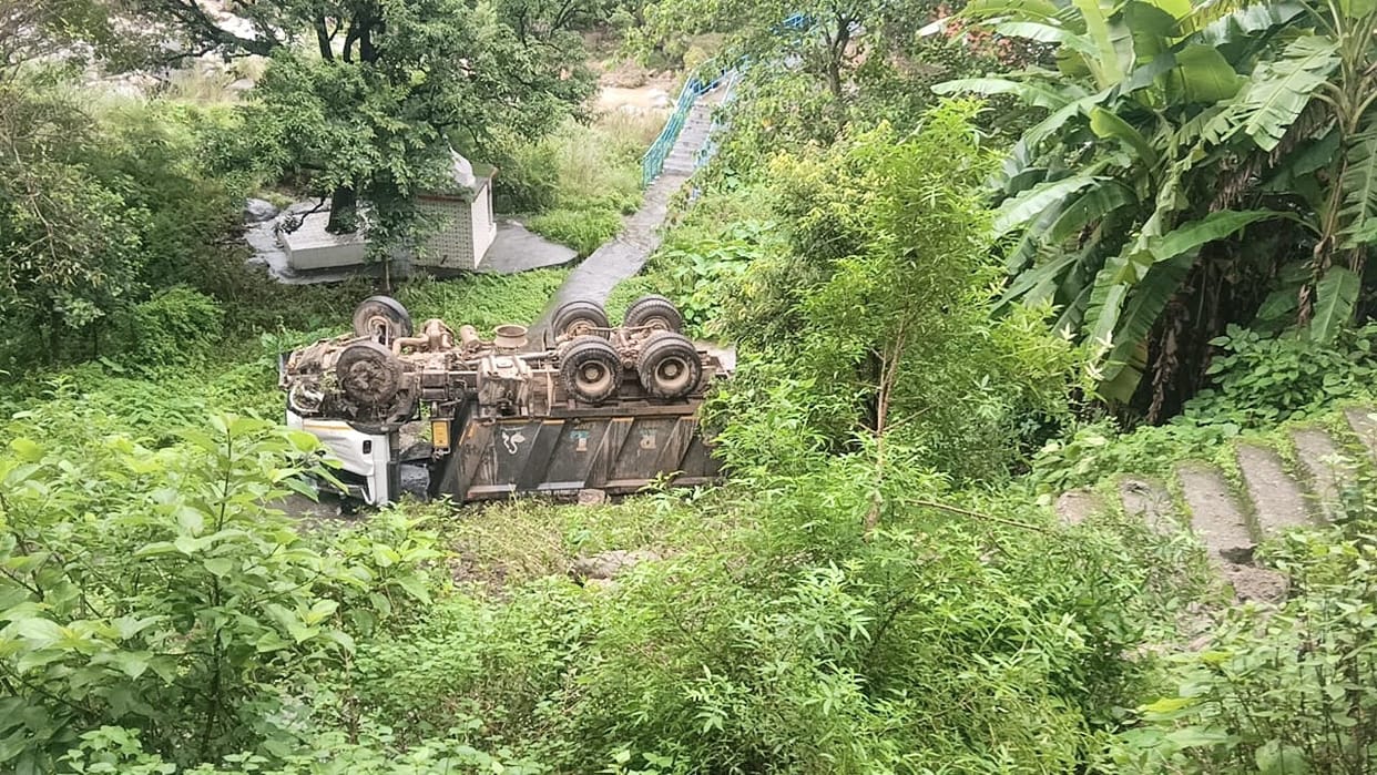high speed tipper broke the railing and rolled down the road in Chambi of Shahpur, driver injured