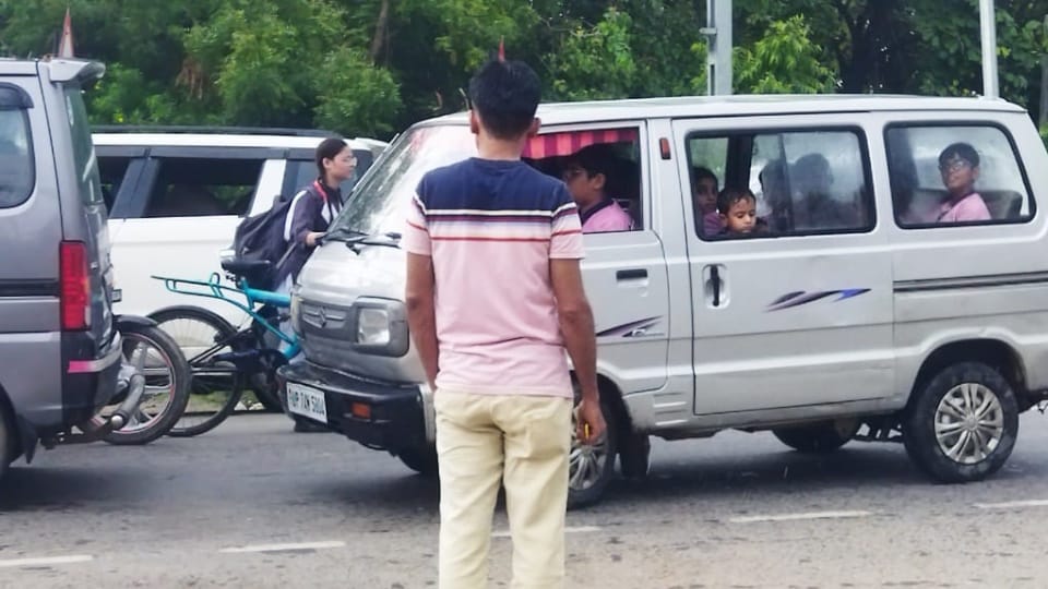 Azamgarh News 300 school vehicles are running on roads without fitness administration served notice