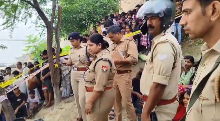 Kanpur Dead body of a youth found on the banks of Ganga many injury marks on the body suspicion of murder