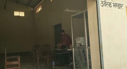 Kanpur There is no DAP in cooperative societies farmers are worried said this is a crisis for the crop