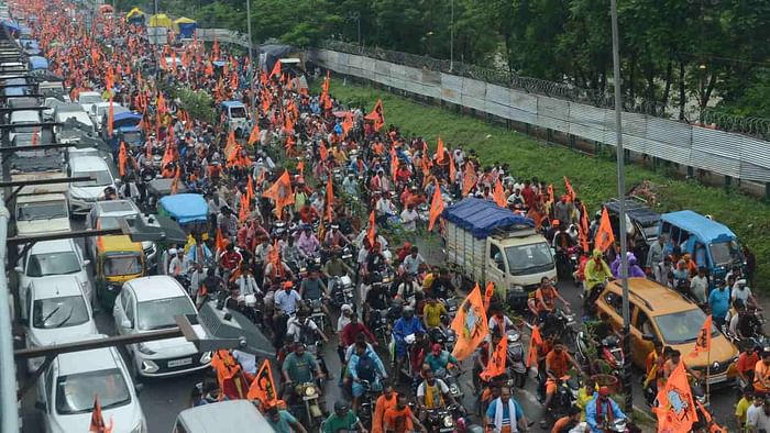 Kanwar yatra 2025 final phase Kanwar yatri fainted SSP Ajay Singh took him to the hospital Dehradun Haridwar