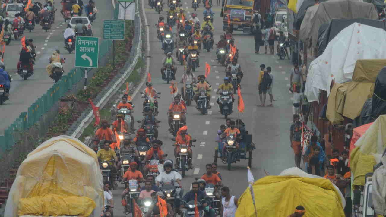 Kanwar yatra 2025 final phase Kanwar yatri fainted SSP Ajay Singh took him to the hospital Dehradun Haridwar