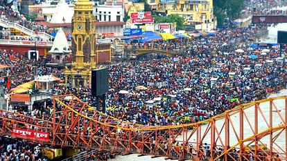 Kanwar yatra 2025 final phase Kanwar yatri fainted SSP Ajay Singh took him to the hospital Dehradun Haridwar