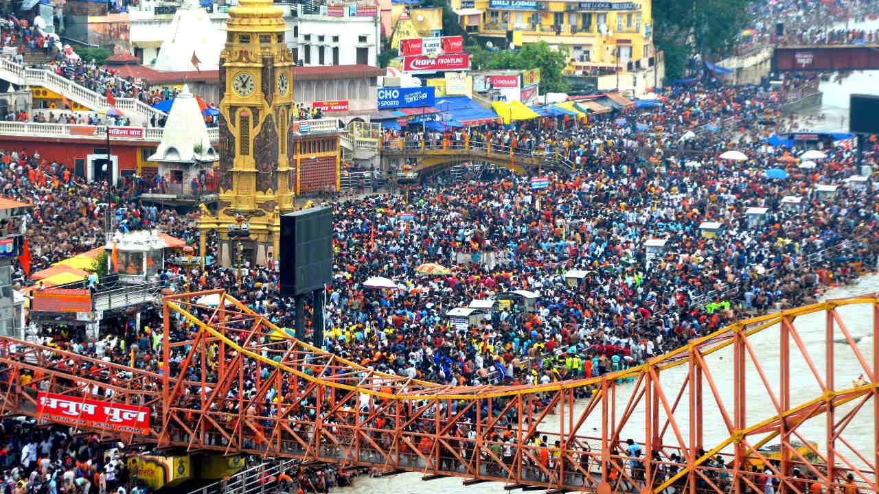 Shravan Shivratri and Kanwar Yatra 2025  Huge crowd of devotees gathered to take a dip in river Ganga haridwar