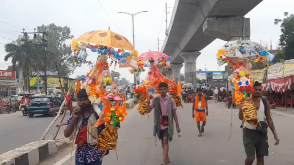 Crowds of Kanwariyas gathered in Soronji of Kasganj