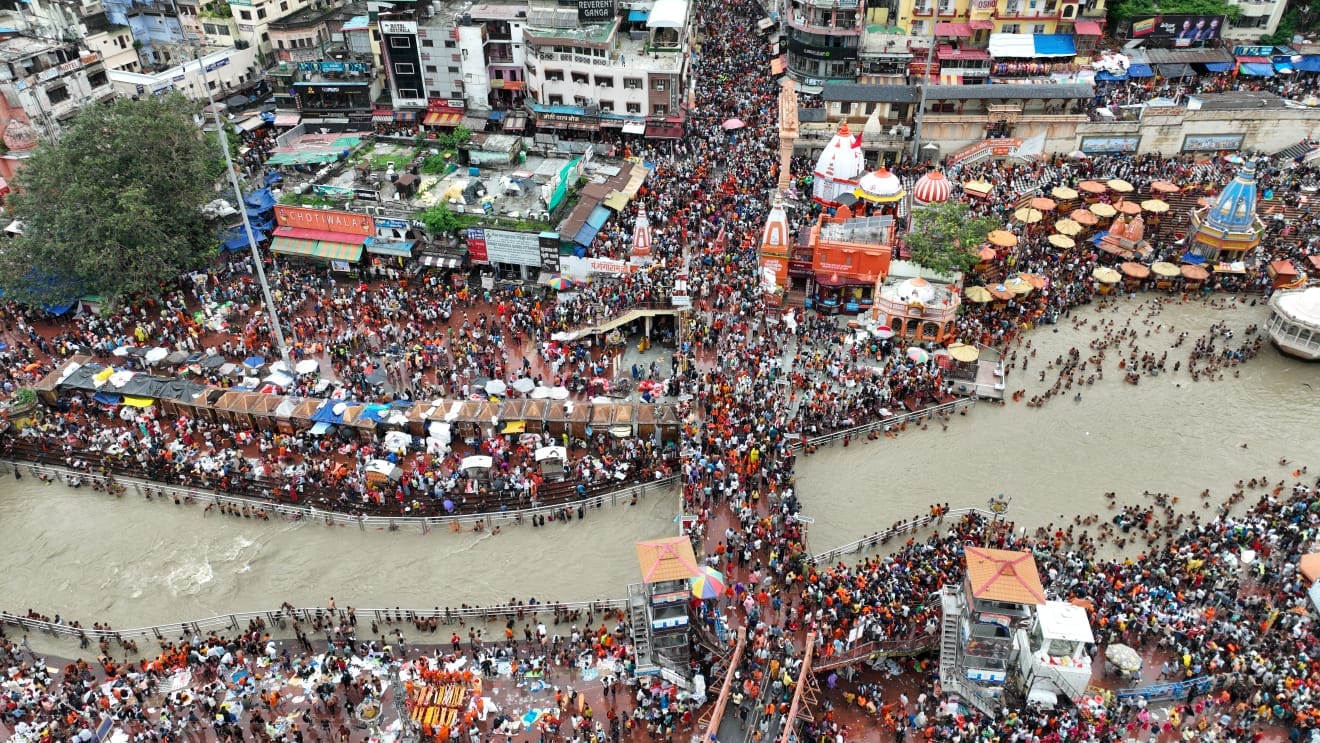Kanwar Yatra 2025 Haridwar On last day procession of Dak Kanwadis echoed grand view was seen at Har Ki Pauri