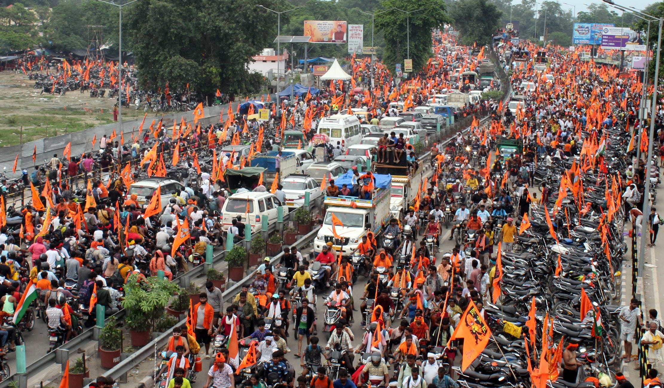 Kanwar Yatra 2025 Haridwar On last day procession of Dak Kanwadis echoed grand view was seen at Har Ki Pauri