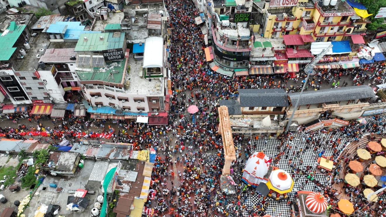 Kanwar Yatra 2025 Haridwar On last day procession of Dak Kanwadis echoed grand view was seen at Har Ki Pauri