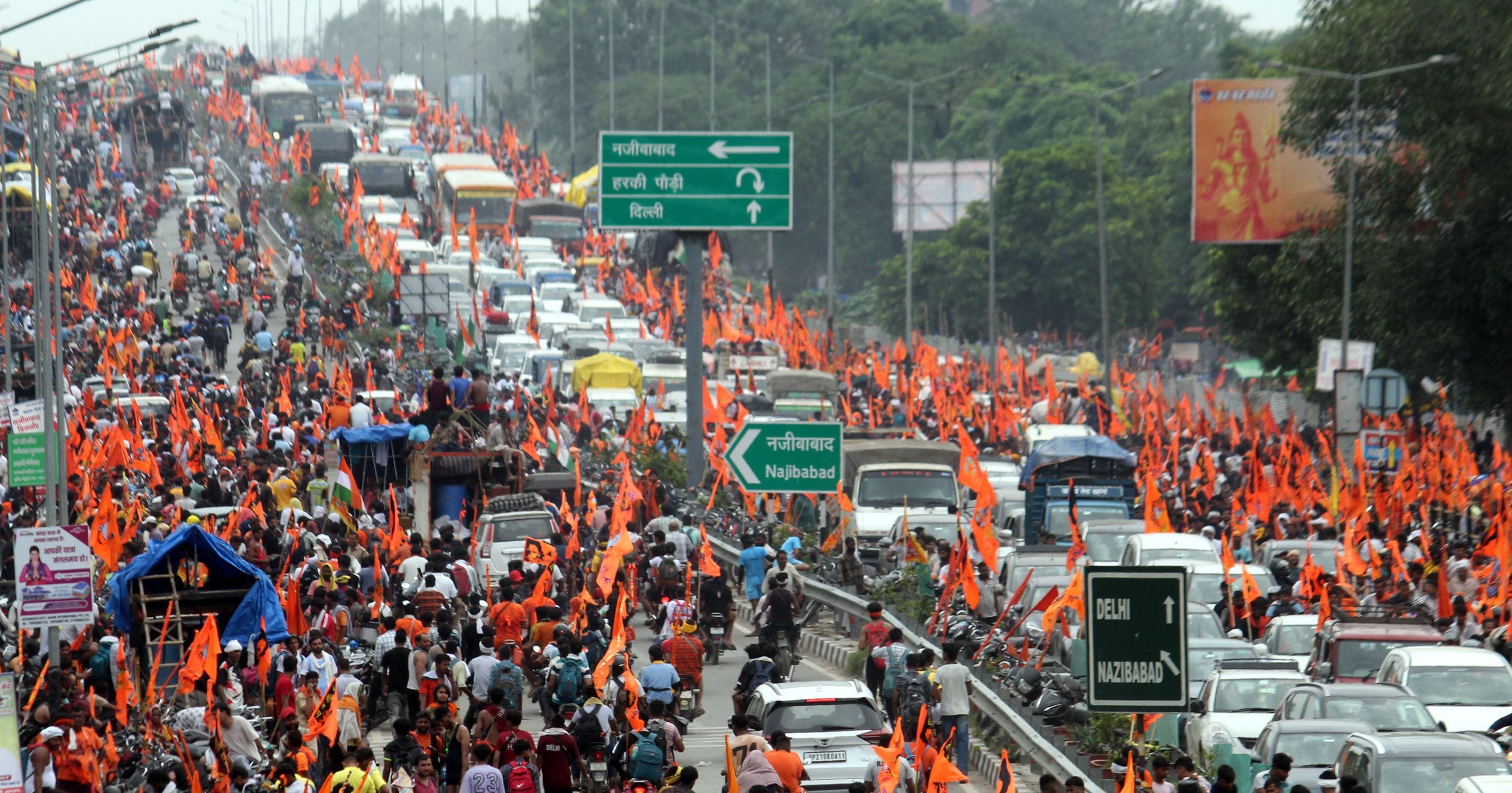 Kanwar Yatra 2025 Haridwar On last day procession of Dak Kanwadis echoed grand view was seen at Har Ki Pauri
