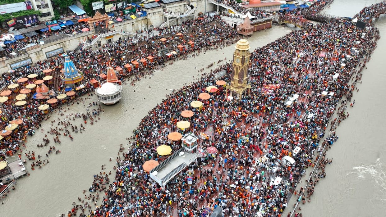 Kanwar Yatra 2025 Haridwar On last day procession of Dak Kanwadis echoed grand view was seen at Har Ki Pauri