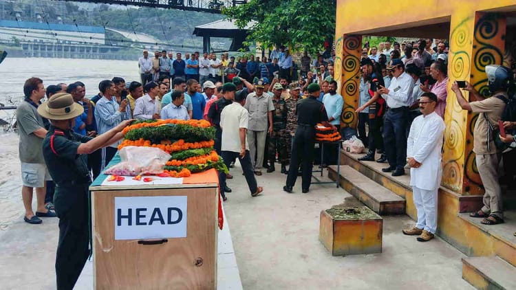 Srinagar Garhwal: सैन्य सम्मान के साथ हुआ राइफलमैन का अंतिम संस्कार, आर्मी कैंप में हार्ट अटैक से हुई थी मौत