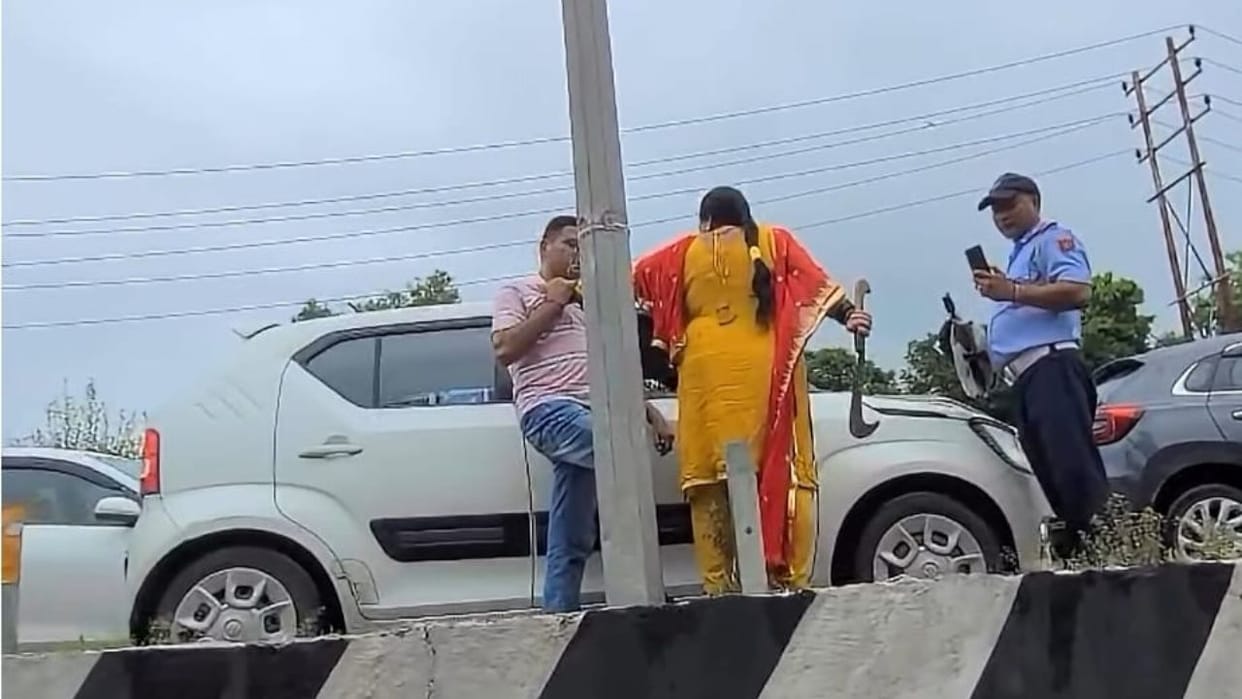 There was a ruckus on the road during a traffic jam, a woman took out a sharp weapon