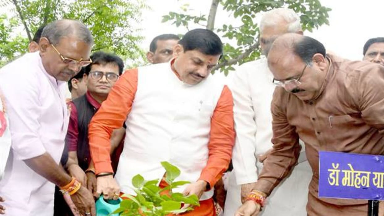 Large-scale planting campaign in Bhopal: CM Dr. Mohan planted vine leaves, said - not only plant, but also pro