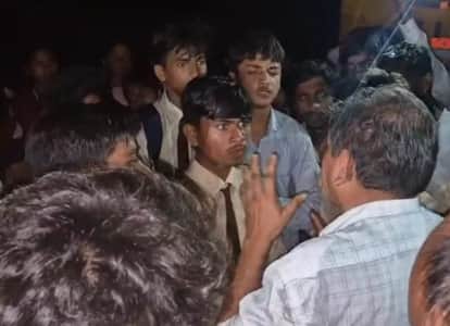 Indore: 170 students walked 30 kilometers to meet the collector with their complaints, the principal was remov