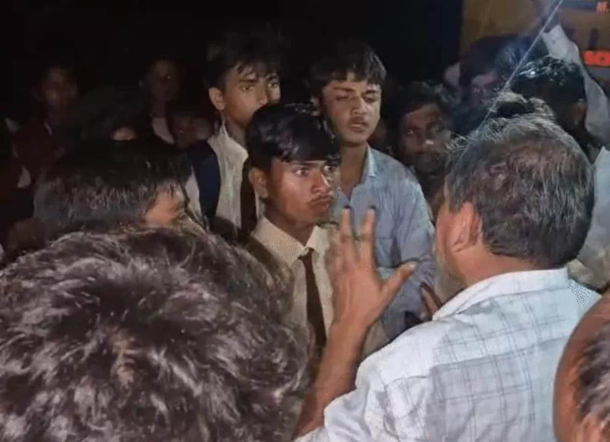 Indore: 170 students walked 30 kilometers to meet the collector with their complaints, the principal was remov