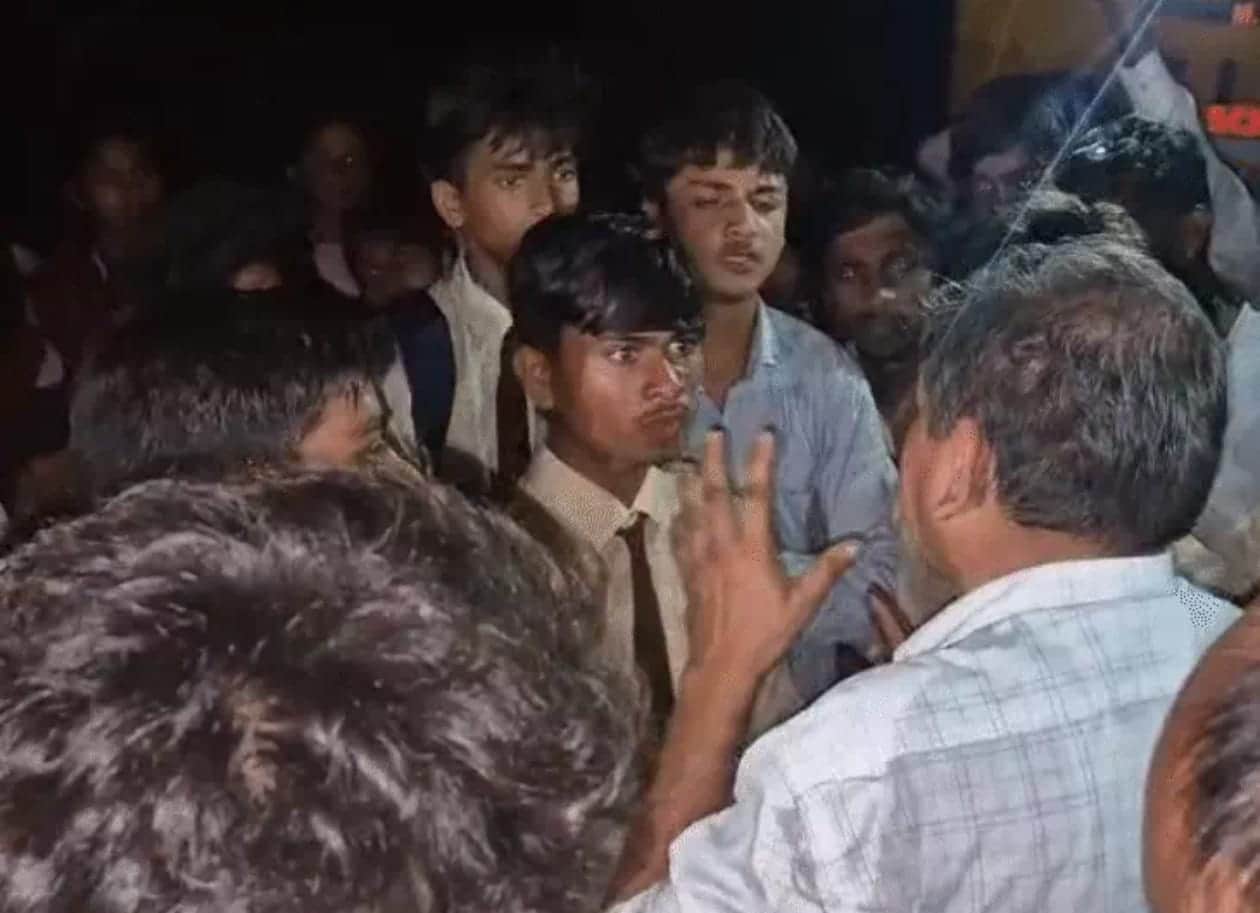 प्रदर्शन करते छात्र।