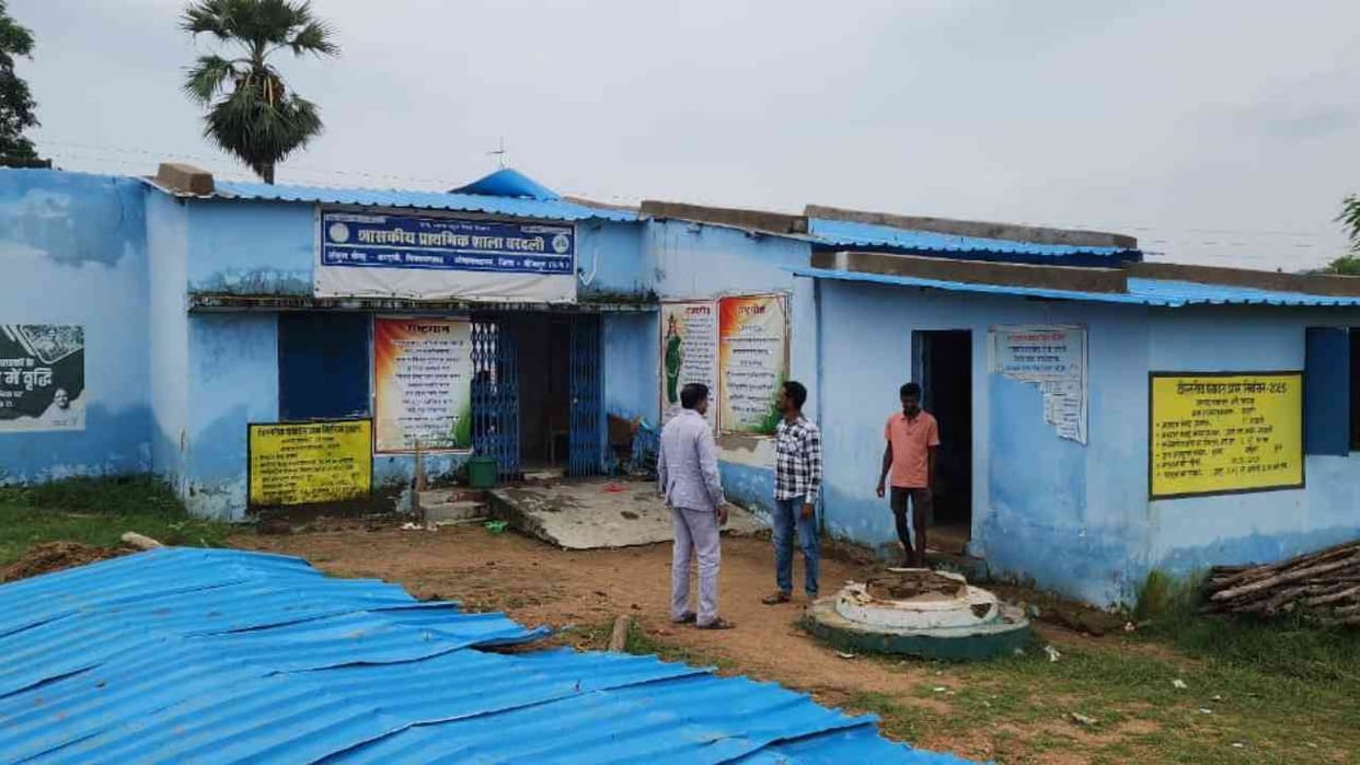 children study under tin without any roof In the primary school of Vardali in Bijapur