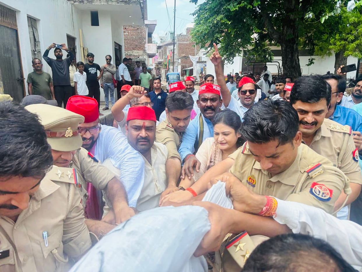 SP workers going to collectorate for protest police stopped it