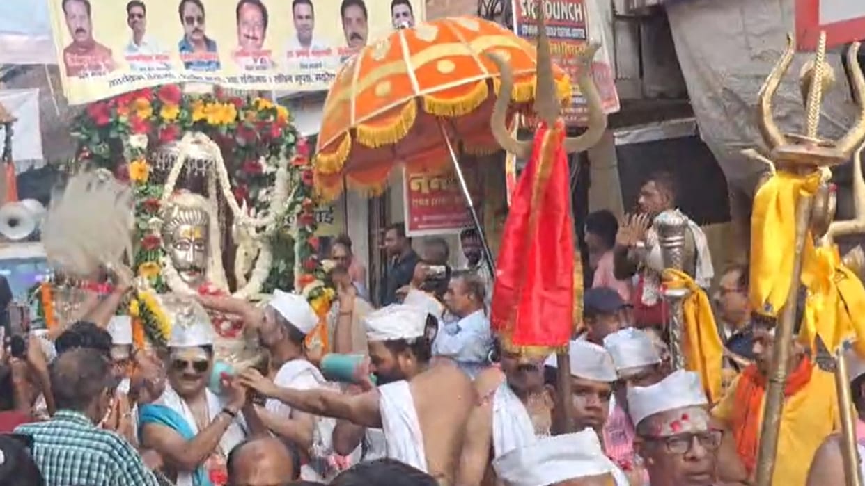 Baba Mahakal Shobhayatra started in Bareilly sitting on silver palanquin