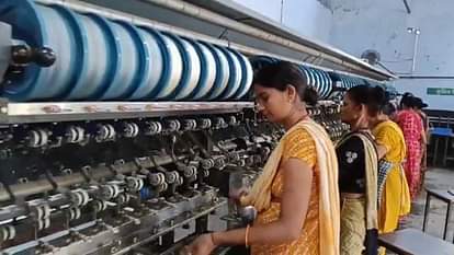 रेशम का धागा तैयार करतीं महिलाएं