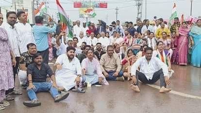 Statewide protest by Congress Economic blockade against the arrest of Chaitanya Baghel Congressmen gathere