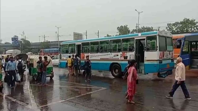 Delhi-NCR Rain: अचानक बदला मौसम, दिल्ली-गुरुग्राम में झमाझम बरसे बदरा; सड़कों पर रेंगती दिखीं गाड़ियां