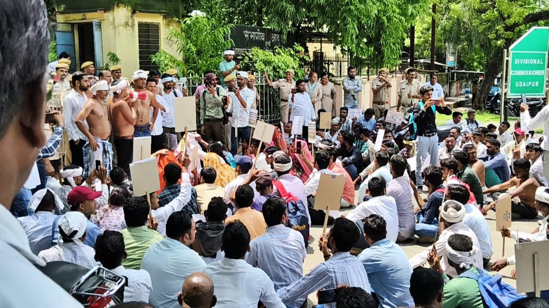 सरकार के खिलाफ विरोध-प्रदर्शन करते अर्धनग्न युवा
