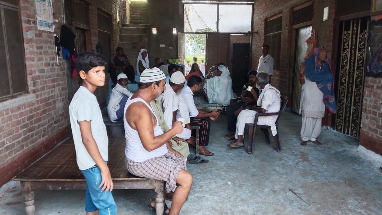 miscreants looted the businessman house by keeping a knife on his son's neck in Pilibhit