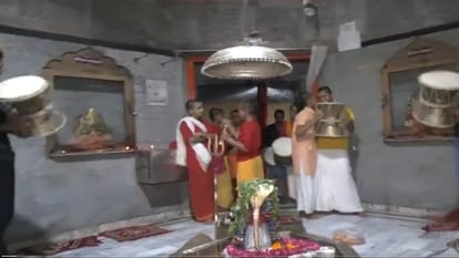 वाराणसी में श्रावण शिवरात्रि के अवसर पर कैलाश मठ के शिव मंदिर में विशेष पूजा-अर्चना की जा रही है।