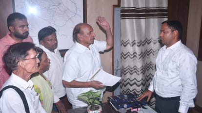 Congress workers angry over putting up posters related to emergency in tehsil, staged protest