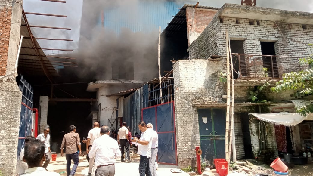 Barabanki: Huge fire in plastic factory, loss worth lakhs, three fire brigade vehicles reached the spot